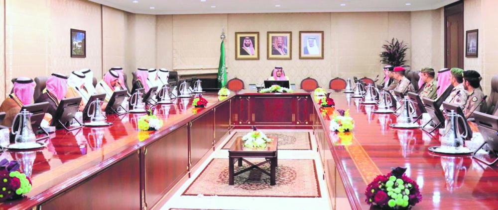 .. ويوجه بالارتقاء بجودة خدمات المسافرين