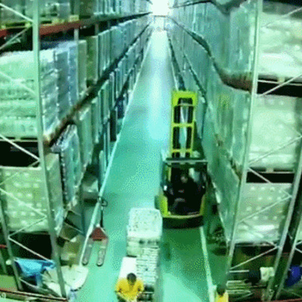 بالفيديو .. مستودع بضائع ينهار مثل لعبة «الدومينو»