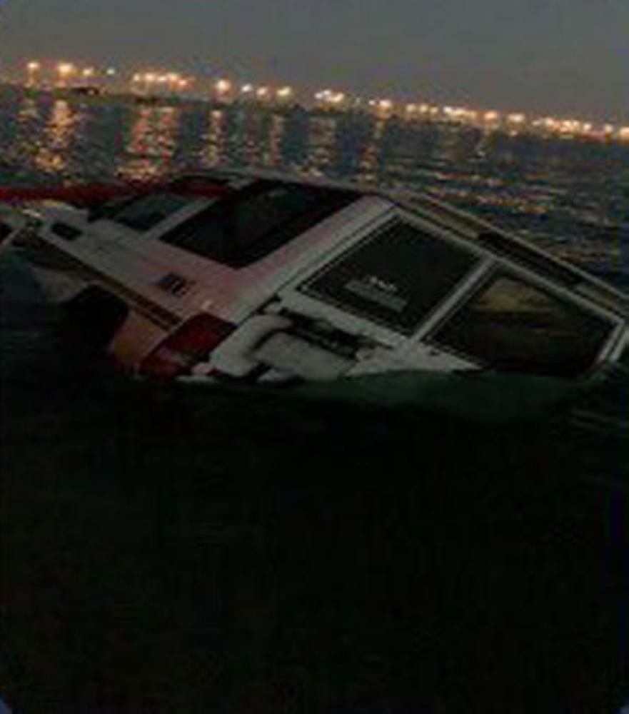 إنقاذ مواطن سقطت سيارته في البحر بالخبر