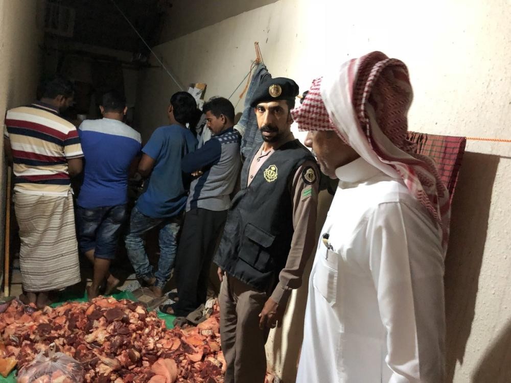 ضبط سكن لتقطيع لحوم مجهولة المصدر بالبيداء