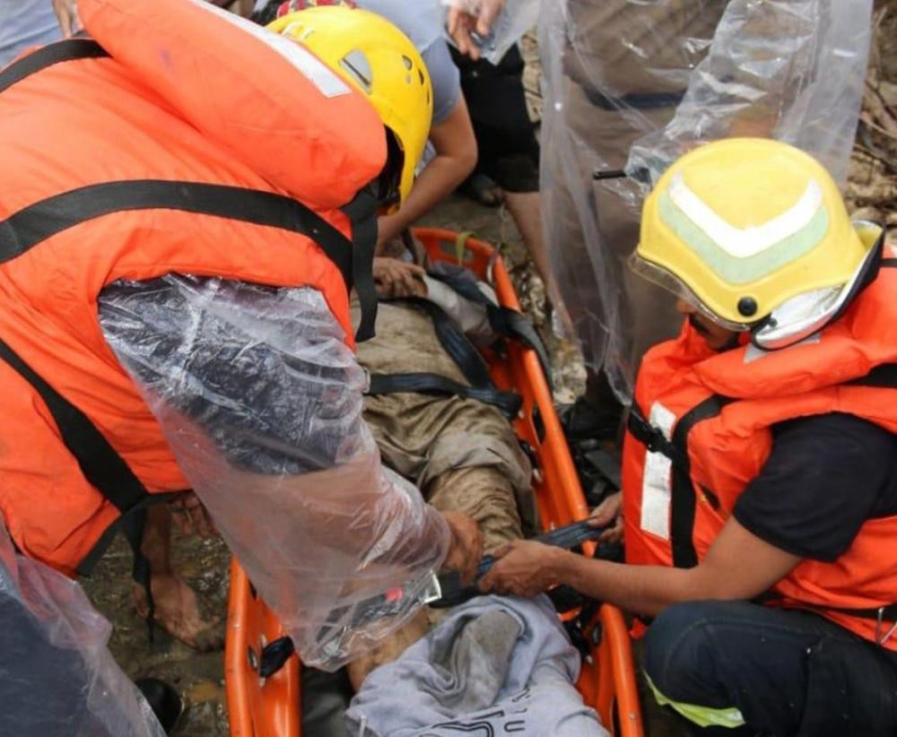 مدني مكة ينقذ شخصاً من مجرى سيل المغس
