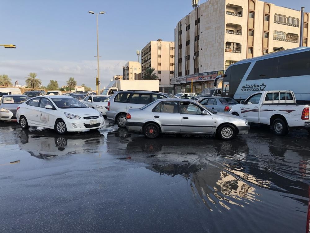 تعطل المرور بتقاطع شارعى الملك سعود والمزارع بالدمام
