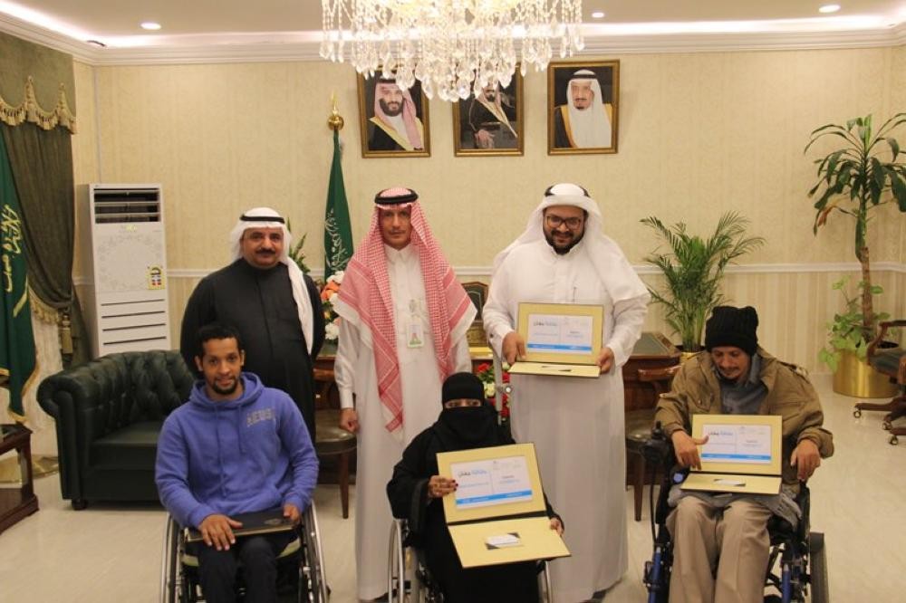 الطائف..تسليم كبار السن وأصحاب الهمم بطاقة 'معان'