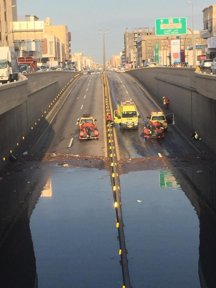 شاهد بالصور.. سحب مياه الأمطار من نفق بالدمام
