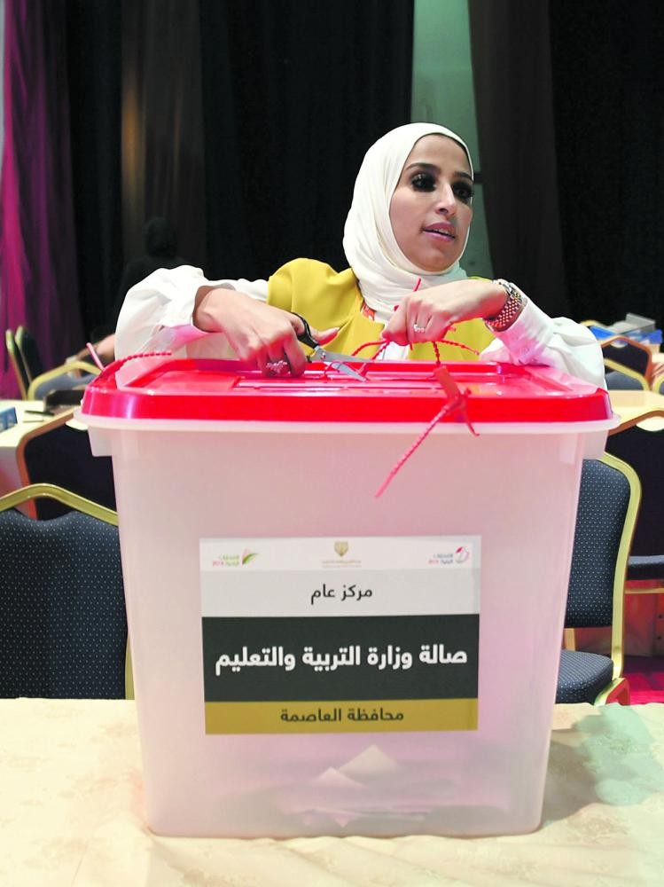 .. وموظفة تستعد لبدء عملية الفرز أمس الأول