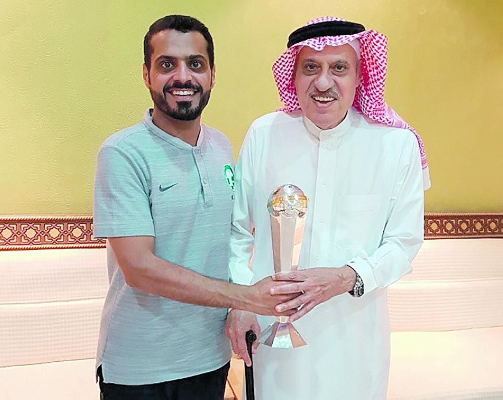 العطوي يرسم البسمة على محيا الزياني