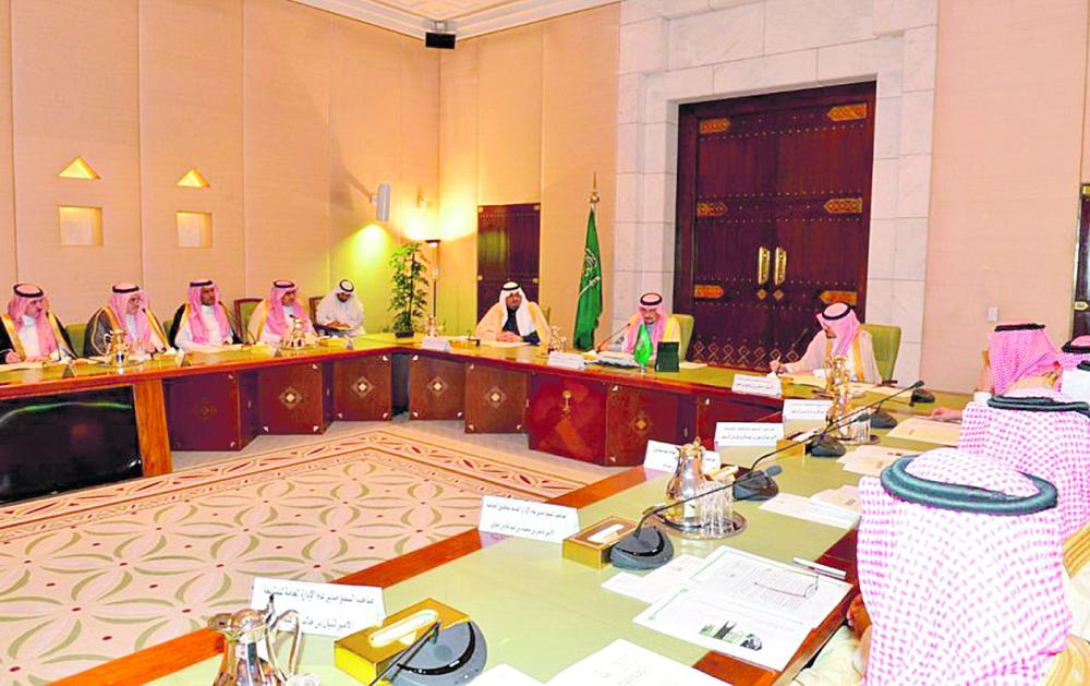 أمير الرياض يوجه المحافظين ببذل الجهد