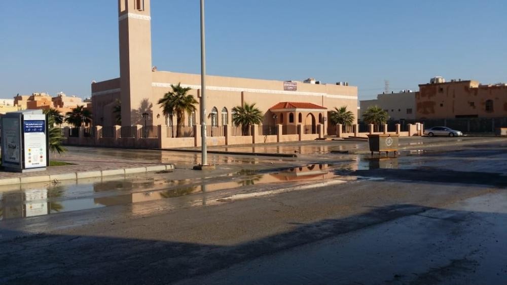 بالصور..  سحب تجمعات مياه الأمطار بفاخرية الدمام