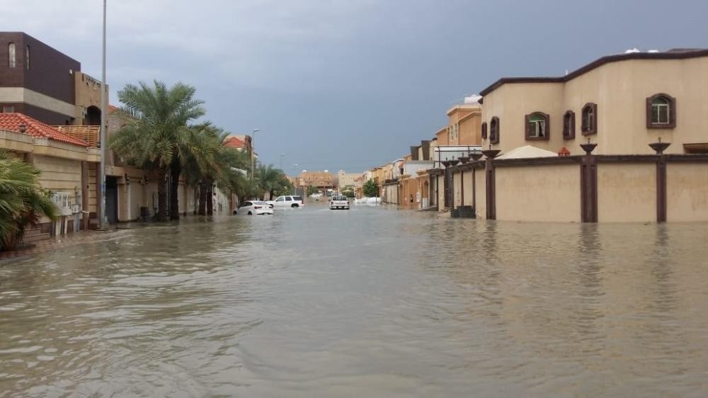 بالصور..  سحب تجمعات مياه الأمطار بفاخرية الدمام