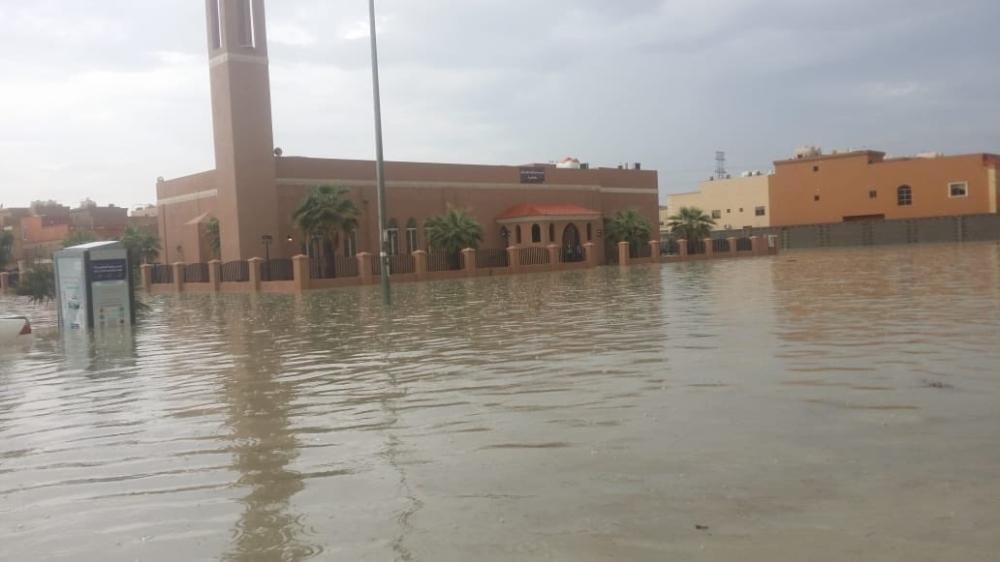بالصور..  سحب تجمعات مياه الأمطار بفاخرية الدمام