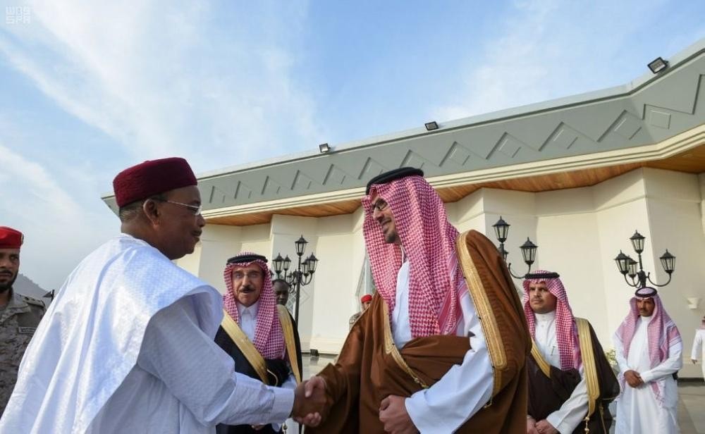 رئيس النيجر يؤدي مناسك العمرة