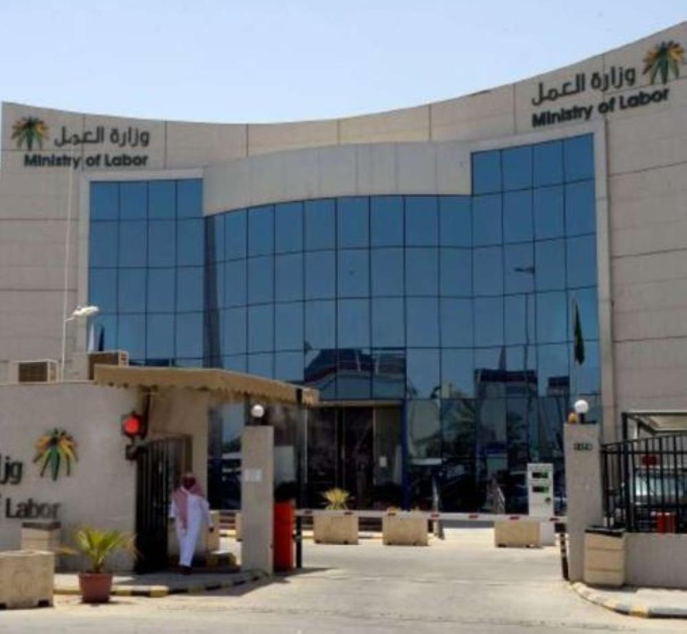 «العمل»: لا صحة لإلغاء رسوم مرافقي العمالة الوافدة