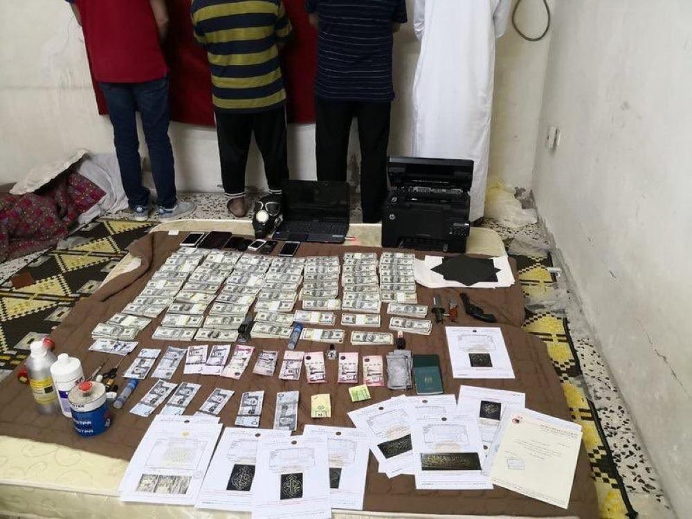 بالصور.. سقوط عصابة العملات المزيفة بجدة