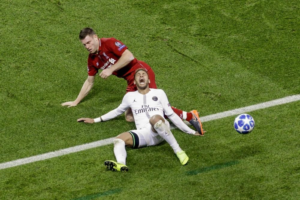روبرتسون لاعب ليفربول غاضب من «تمثيل» نيمار