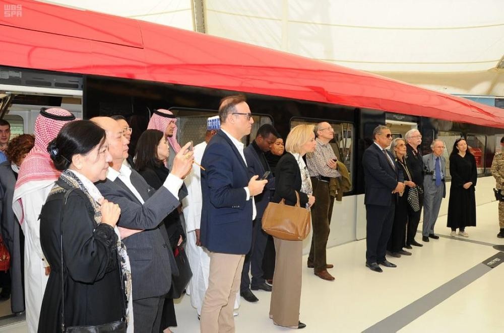 أعضاء السلك الدبلوماسي المعتمدون يزورون «مترو الرياض»