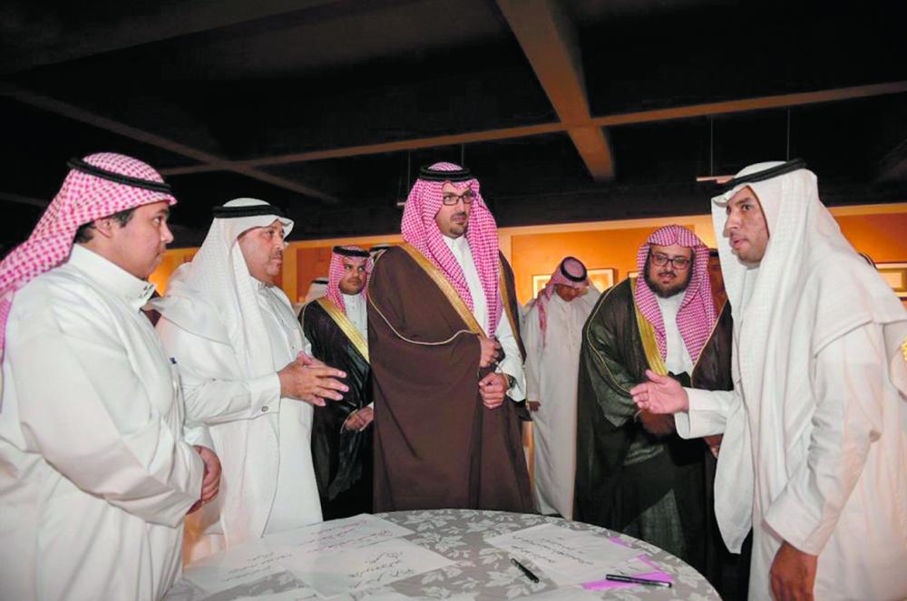 نائب أمير المدينة يطلع على مركز الخط العربي