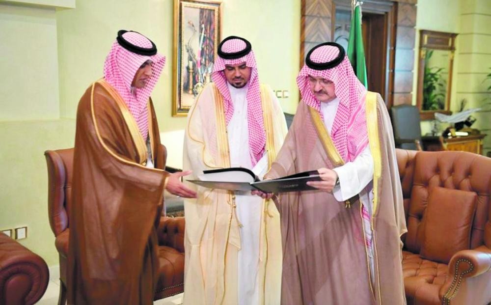 محافظ جدة يتسلم تقرير «رعاية الموهوبين»