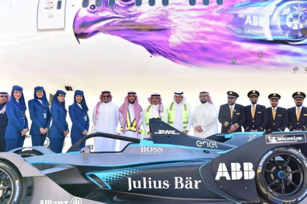 طائرة «السعودية» تحلق بشعار «فورمولا- إي»
