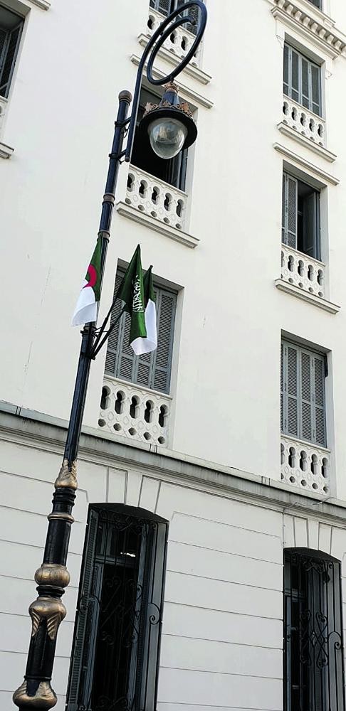 شوارع العاصمة تتزين بالعلمين السعودي والجزائري