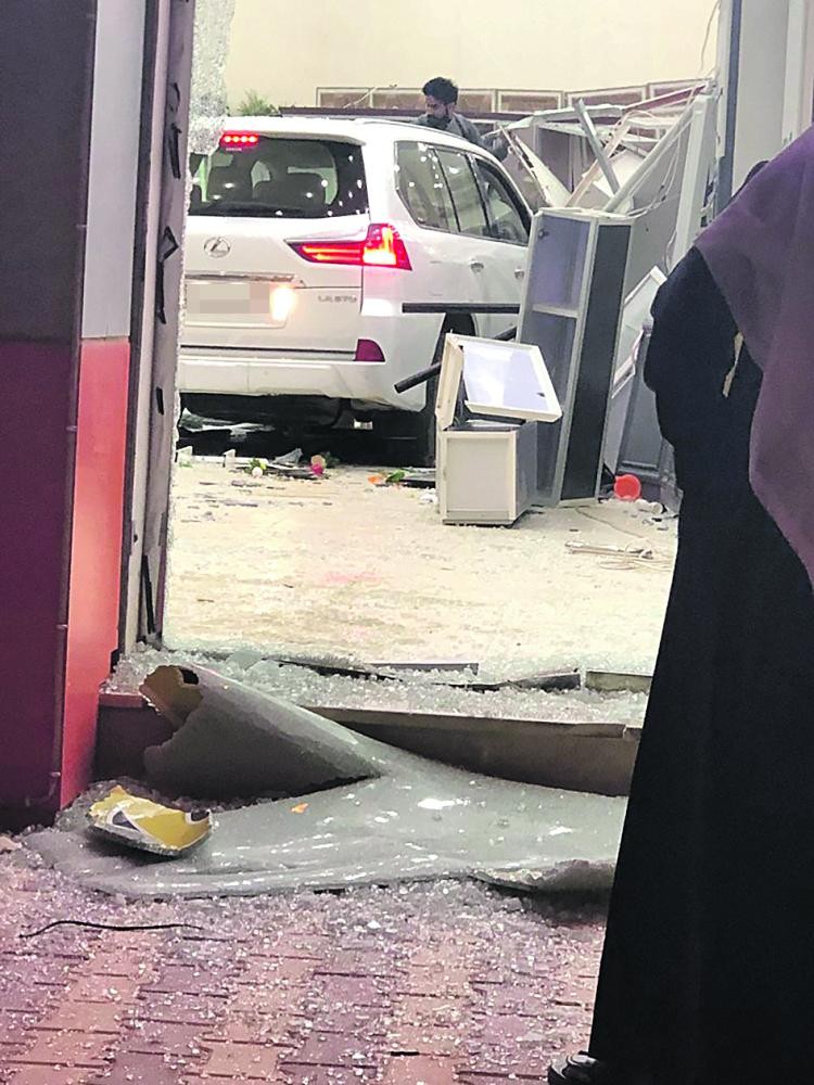 سيارة تقتحم مطابخ بسبب «مثبت السرعة»