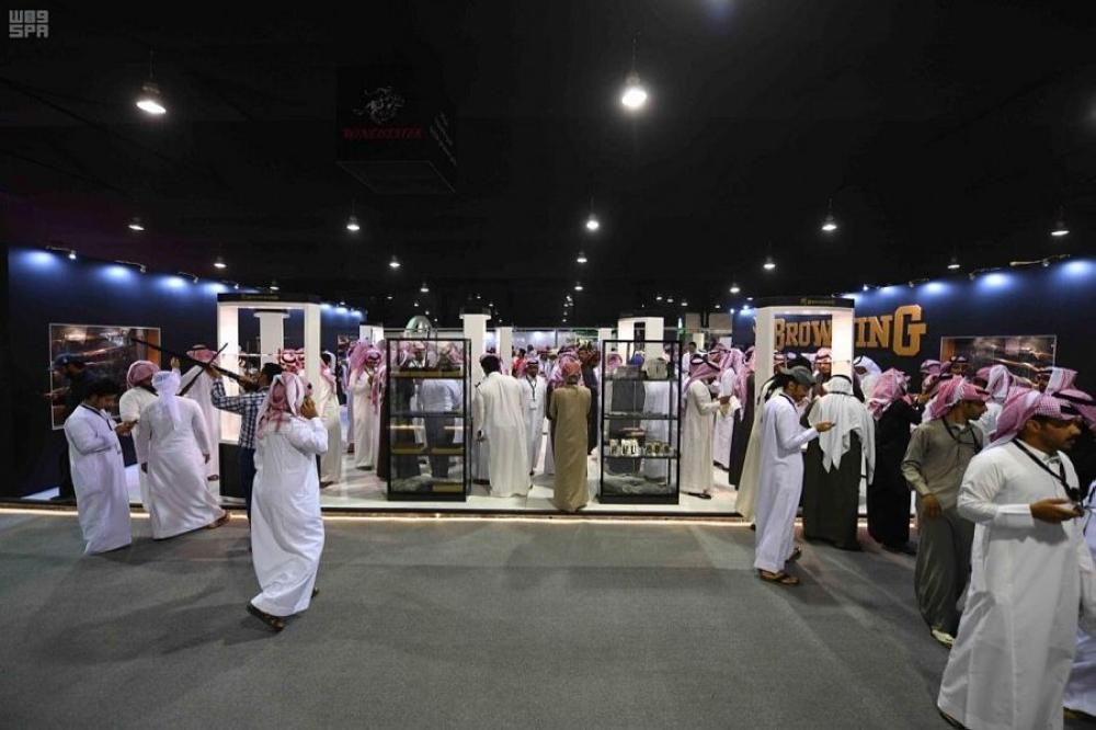 أسلحة الصيد تزين معرض الصقور بالرياض