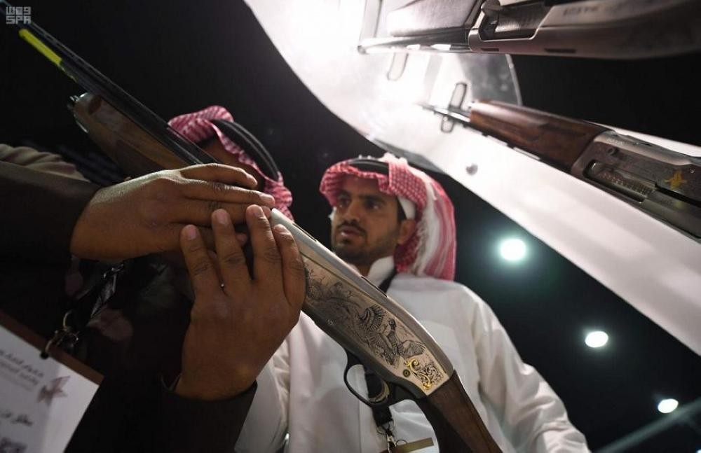 أسلحة الصيد تزين معرض الصقور بالرياض