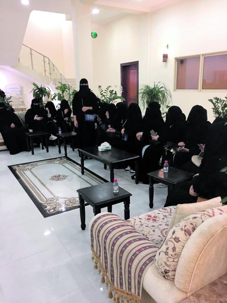 فتيات يحتفين باليوم العالمي للغة العربية في «أدبي الأحساء»