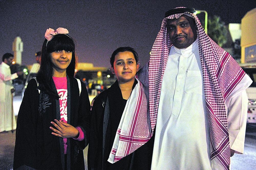 «الديربي» في عيون المدرج