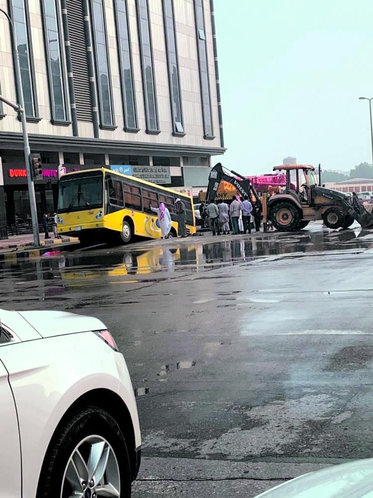 حفرة تبتلع حافلة مدرسية بالجبيل