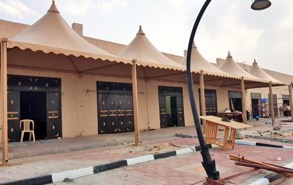 بدء إنشاء مظلات في سوق النساء بالنعيرية