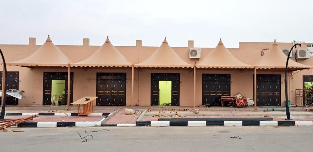 بدء إنشاء مظلات في سوق النساء بالنعيرية