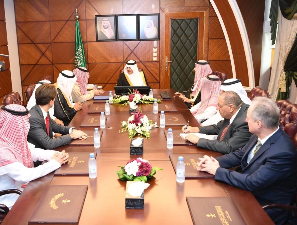 أمير الشرقية يطلع على موقع أول محطة نووية بالمملكة 