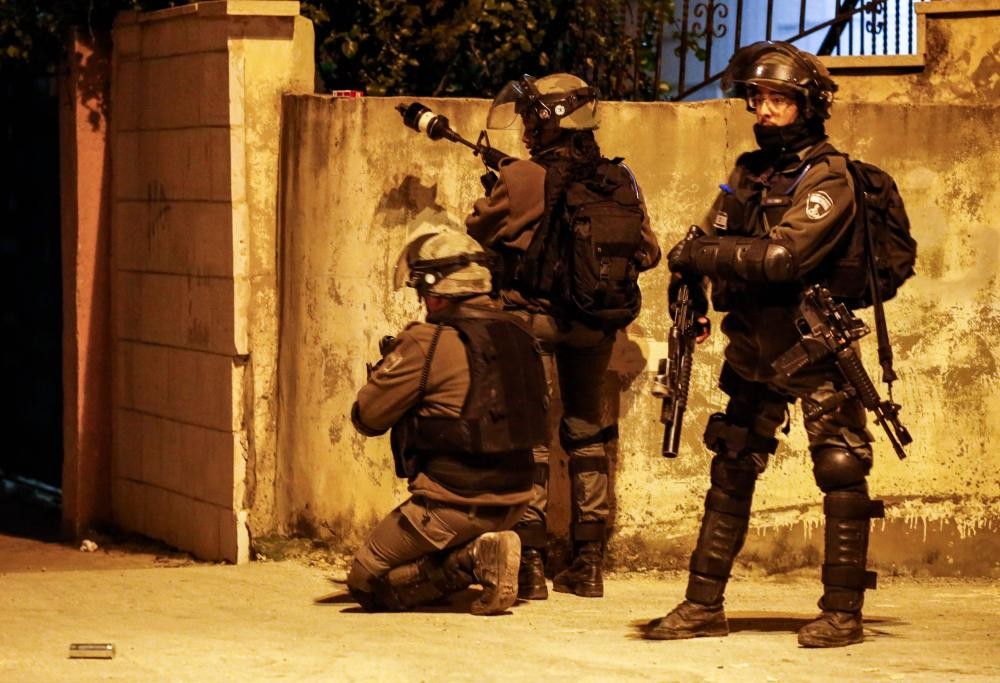 قوات الاحتلال تعتقل 3 فلسطينيين