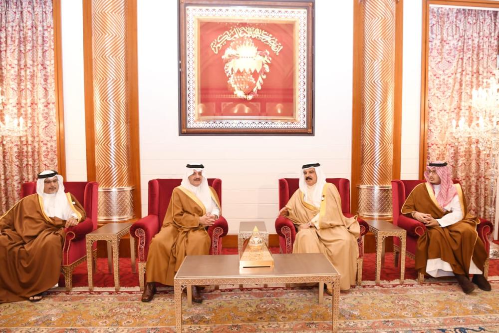 أمير الشرقية ونائبه ينقلا تعازي القيادة لملك البحرين 