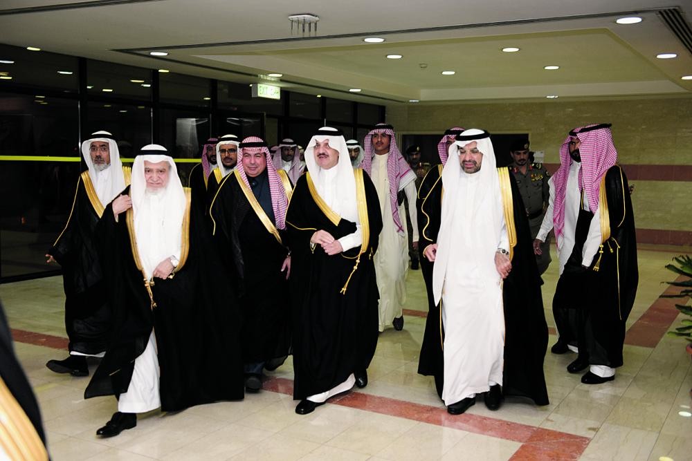 يكرم مدير جامعة الملك فهد السابق