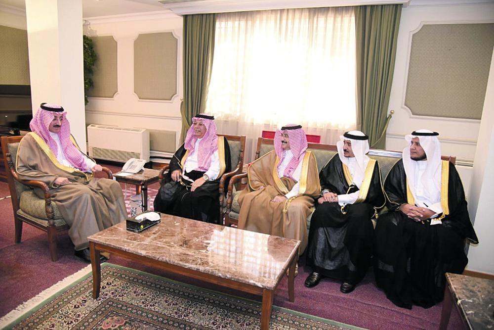 محافظ الأحساء يستقبل السفير المعلمي