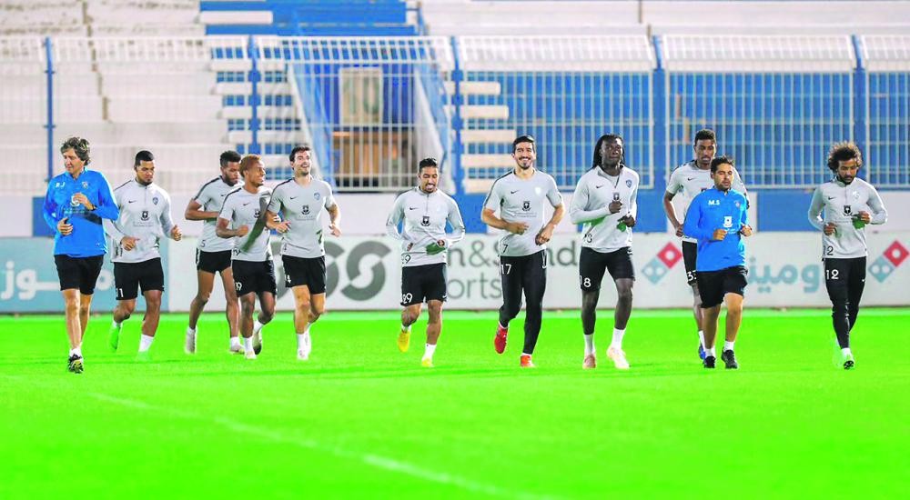 «هلال الصدارة» يبحث عن الحزم