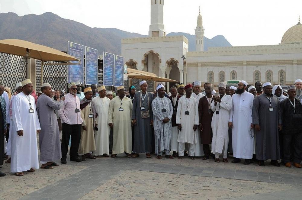 ضيوف خادم الحرمين يزورون المعالم التاريخية بالمدينة المنورة