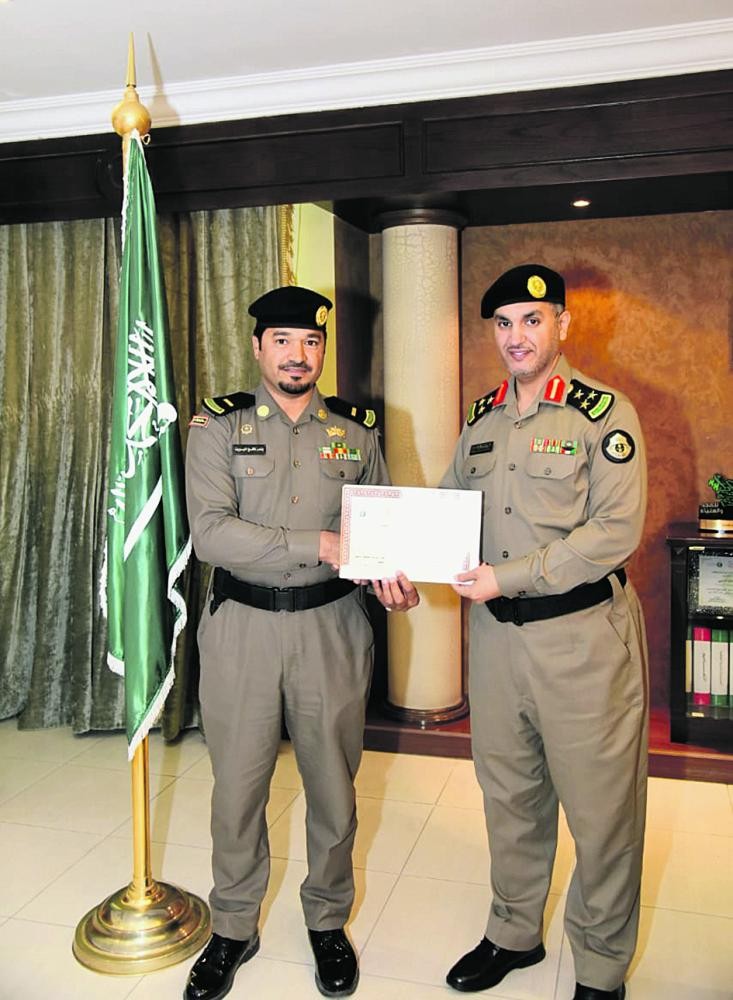 مدير شرطة الأحساء يكرم «البويت»