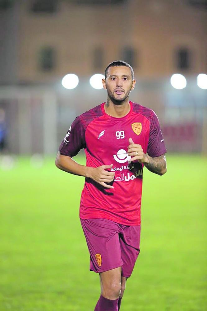 جورجي يعودلارتداء الشماغ