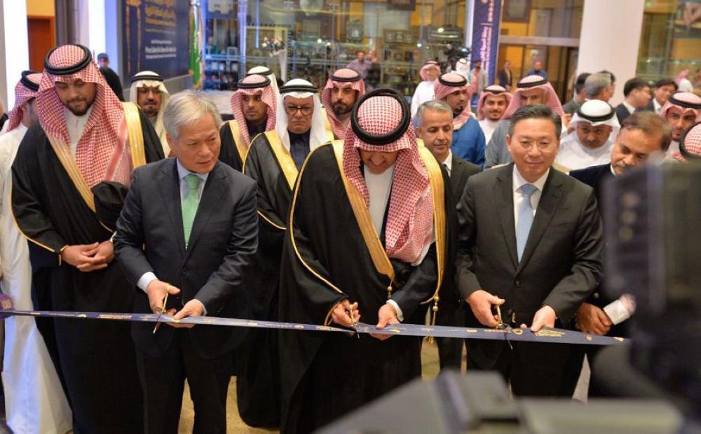 بالصور.. رئيس «السياحة» يفتتح معرض آثار كوريا