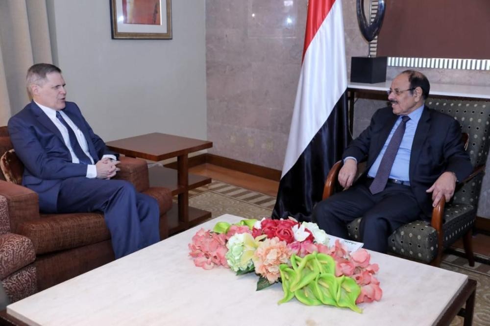 اليمن وأمريكا تناقشان تعزيز العلاقات