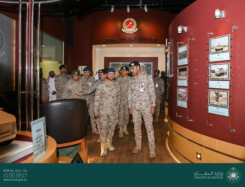 رئيس الأركان يتفقد جناح «الدفاع» بالجنادرية