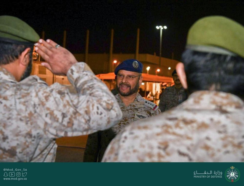 رئيس الأركان يتفقد جناح «الدفاع» بالجنادرية