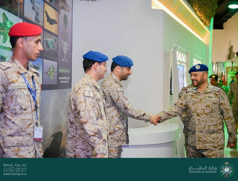 رئيس الأركان يتفقد جناح «الدفاع» بالجنادرية
