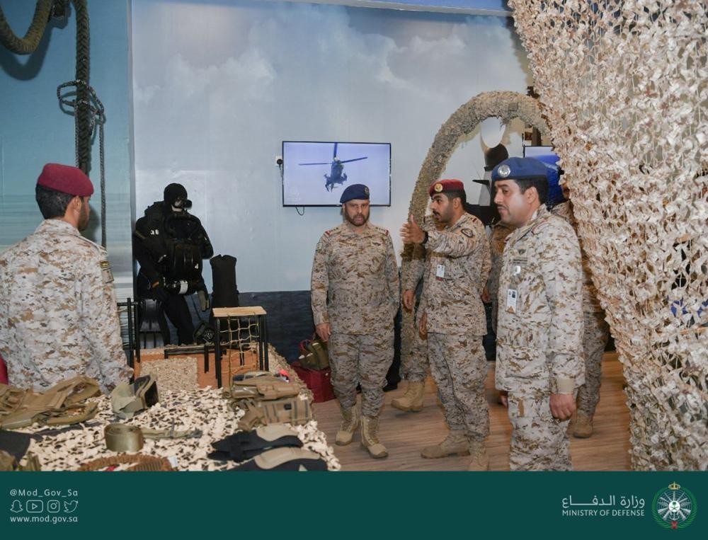 رئيس الأركان يتفقد جناح «الدفاع» بالجنادرية