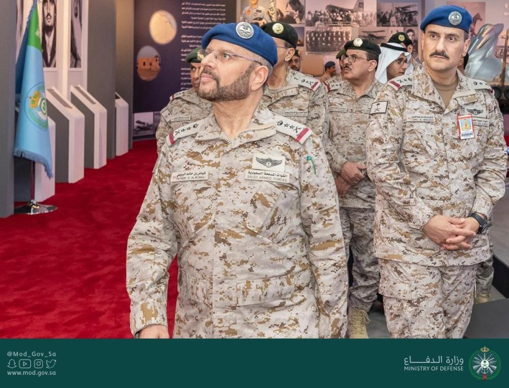 رئيس الأركان يتفقد جناح «الدفاع» بالجنادرية