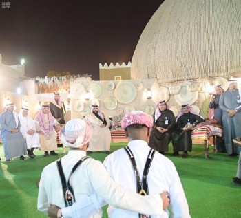 نائب أمير جازان يزور قرية المنطقة بـ«الجنادرية»