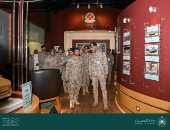 رئيس الأركان يتفقد جناح «الدفاع» بالجنادرية