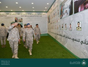 رئيس الأركان يتفقد جناح «الدفاع» بالجنادرية